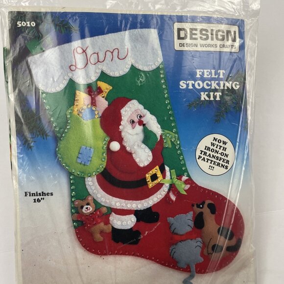 Design Works Crafts Felt Stocking Kit 5010 Santa Holding Bag Of Toys Dog & Cat - Picture 1 of 10